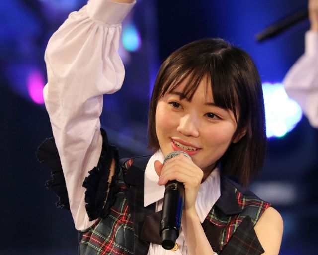 脚を投げ出す妖艶ショット！〝デコ全開〟蛯原友里の挑発的視線が話題