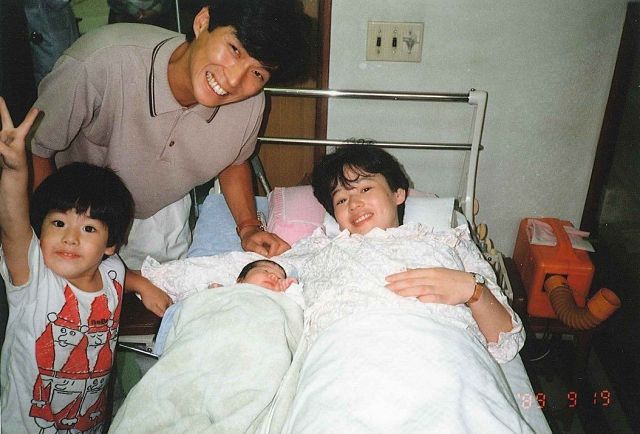 ベビちんとお揃いの水着」1児の母、板野友美が大胆なビキニショット