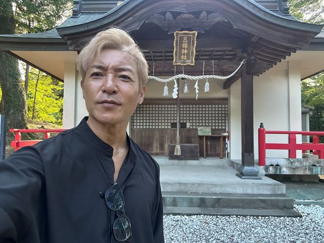 郷ひろみ　鏡 眼も心も覚めました」70歳郷ひろみ〝鏡越し自撮り〟に「ひろみの鏡越し