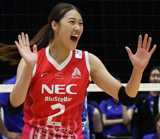 元バレー日本代表・狩野舞子、〝二の腕露わ〟ドレス姿披露に「スタイル