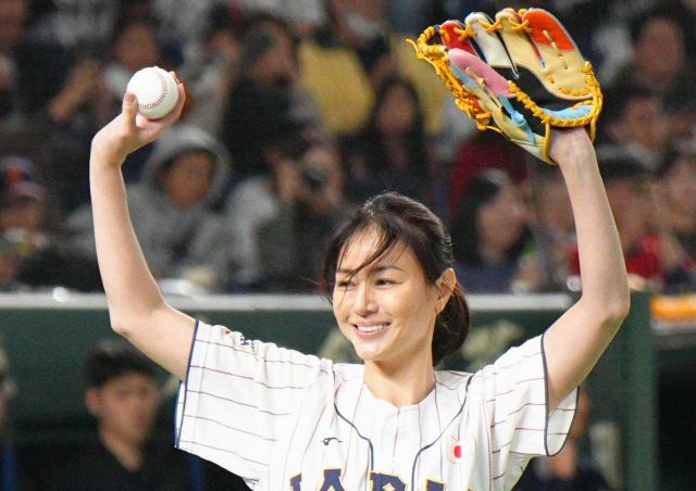 井川遥が始球式登場でスタンド歓声 高校野球テーマのドラマ