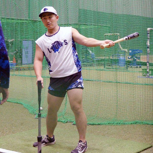 西武が夏限定の「ハントブルーユニホーム」発表 佐藤龍世