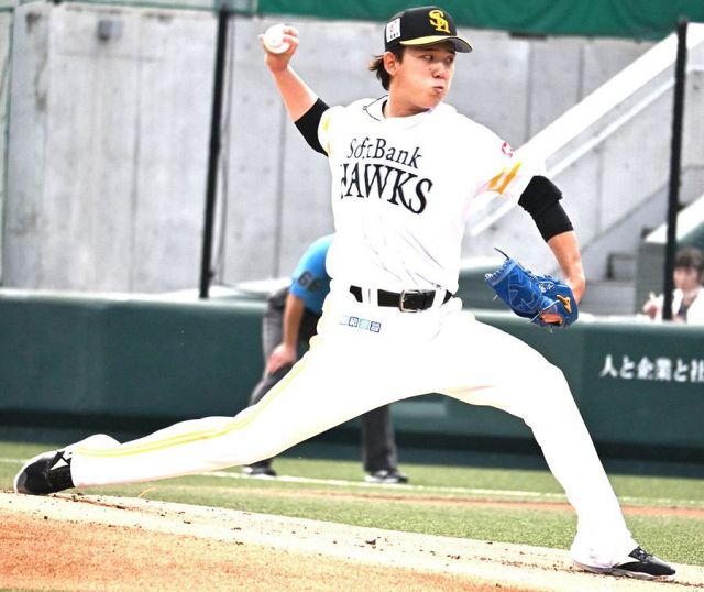 裏交流戦!? 広島の秋山翔吾がソフトバンクユニ姿で笑顔、ユニ交換した