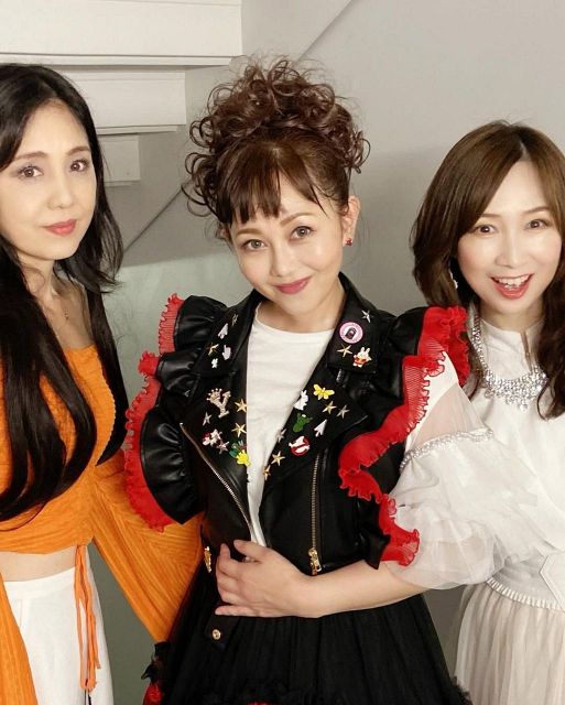 束で欲しい」56歳〝元祖バラドル〟の水着姿レトロアイテムが話題
