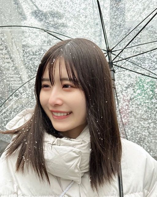 フィギュアと見間違える」有村架純 〝ミニワンピ〟個性派ファッション