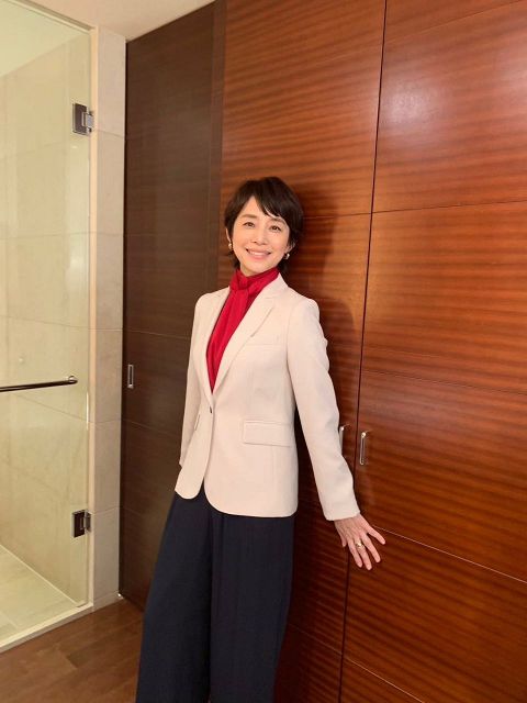 まだまだ若い」石田ゆり子〝56歳のヤンキー座り〟姿に「きゃわ」「少年