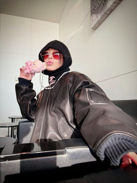 浜崎あゆみタンクトップからのぞく〝肩タトゥー〟引き締まった背中