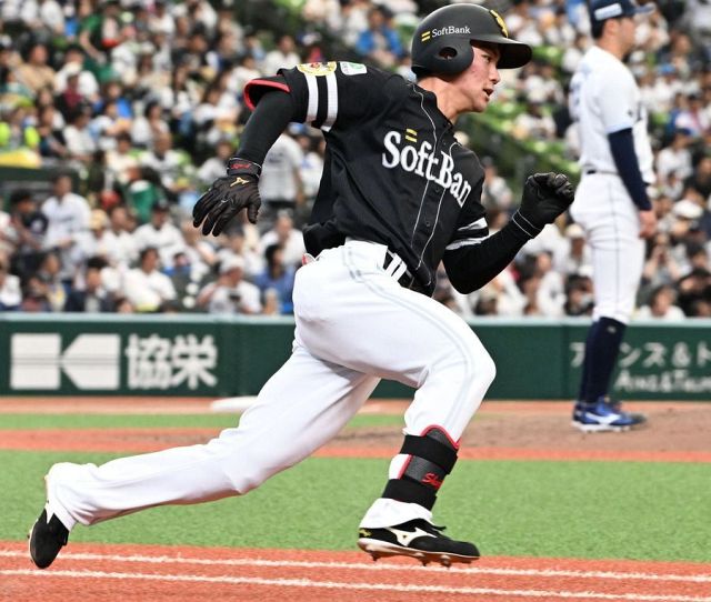 ソフトバンクOBの松中信彦氏と新垣渚氏が始球式で対戦 その結果は