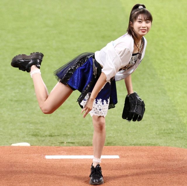 ブルマ風のミニパンツ！モー娘卒業から16年、33歳になった久住小春の
