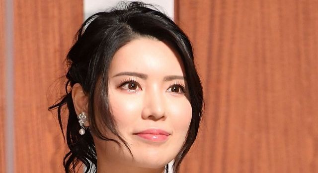 ロッテ魂のエースが夫人と見つめ合い2ショット「素敵なご家族」「芽依