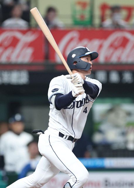 40歳の西武・中村剛也が5000万減の1億5000万円でサイン 500本塁打に