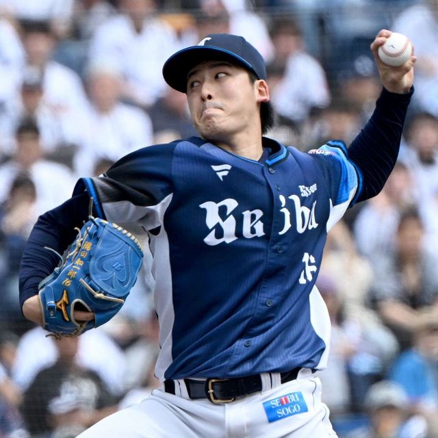 侍ジャパンの西武・源田壮亮が機敏な身のこなしでタッチ