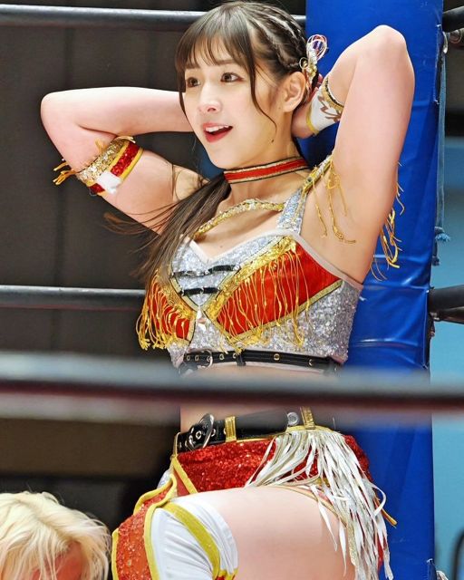 お母様に瓜二つ」19歳美少女2世レスラーが〝セーラー服&ビキニ
