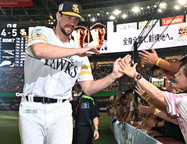 このユニホーム姿たまんないです」内川聖一さんがDeNAユニフォーム姿で