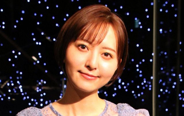 おへそに視線誘導」〝博多のクールビューティー〟がヘソチラ大胆