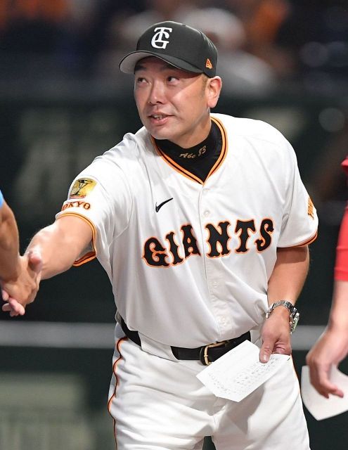 清原和博さんが巨人ベンチに！ 阿部監督、二岡コーチと3ショット