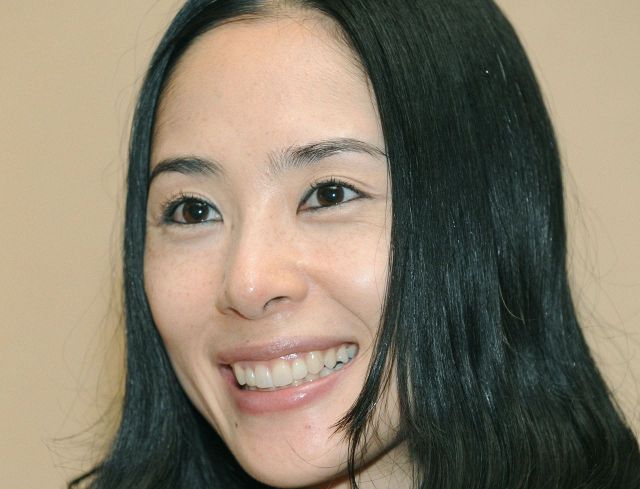 衰えなし」〝8年ぶり〟52歳深津絵里のキャミワンピ姿にSNS騒然「透明感