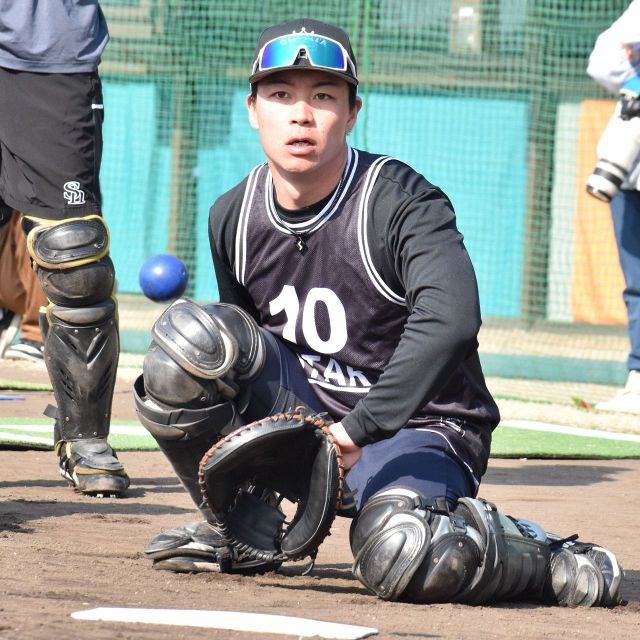 ええやんええやん」甲斐が新型キャッチャーマスクで練習：「おっ！」で