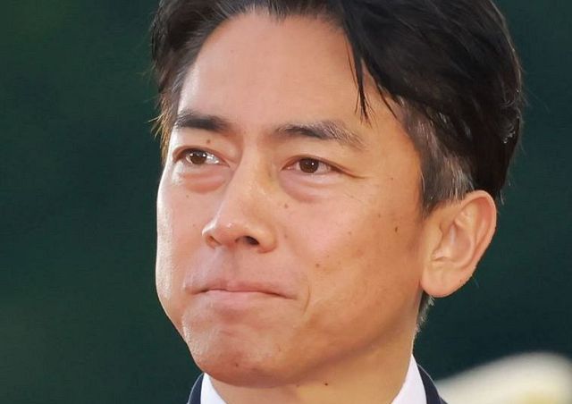 王騎様が電車に…」57歳有名俳優のプライベート写真にSNS騒然、驚き姿に