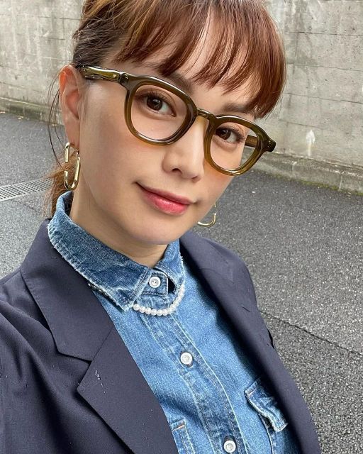 太腿ちらりのブルーコーデ、美顔のエビちゃん「奇跡の40代」「衰えない