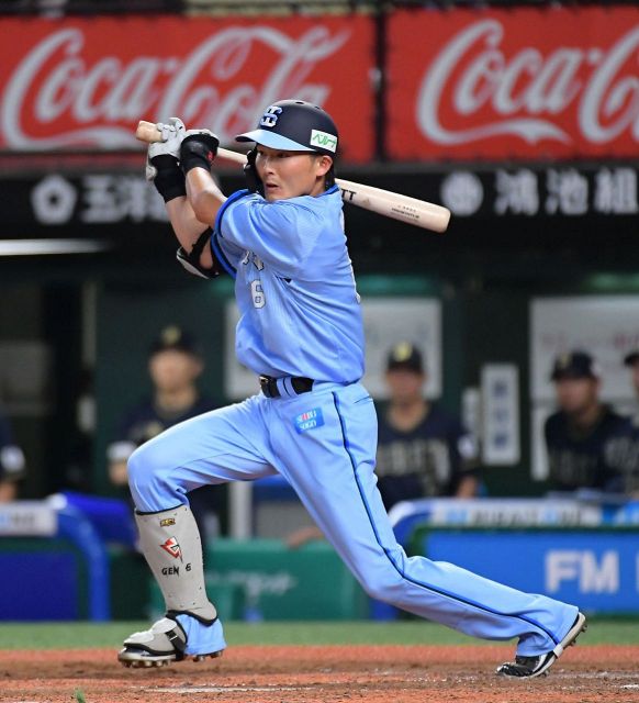 西武が夏限定の「ハントブルーユニホーム」発表 佐藤龍世