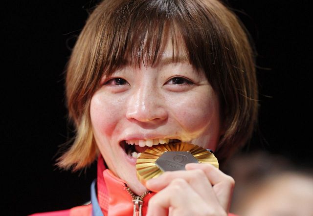 モーグル上村愛子さん、銀＆銅獲得の堀島行真と〝2ショット〟「46歳と