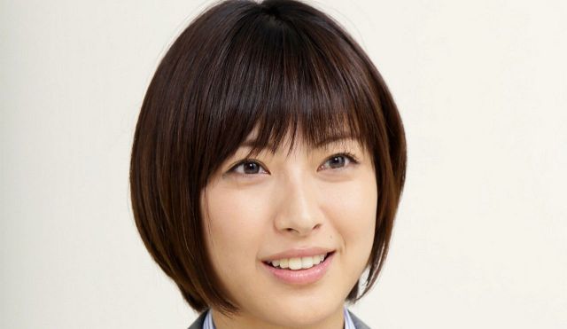 朝ドラ「てっぱん」から13年…〝アーティスト瀧本美織〟、美脚のぞく