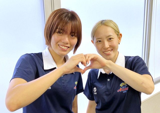 黒もいいですね」強風でミニスカひらひら…〝惜しい〟ショットの狩野
