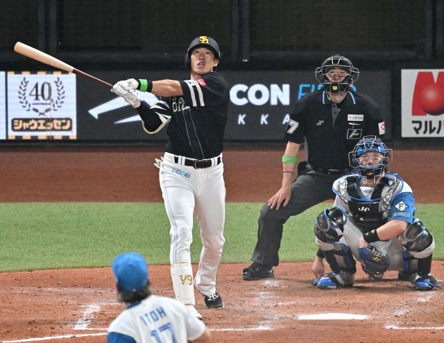 柳田 近藤 周東 ジャージカード 西鉄天神駅に飾られる鷹祭オブジェ… 深夜