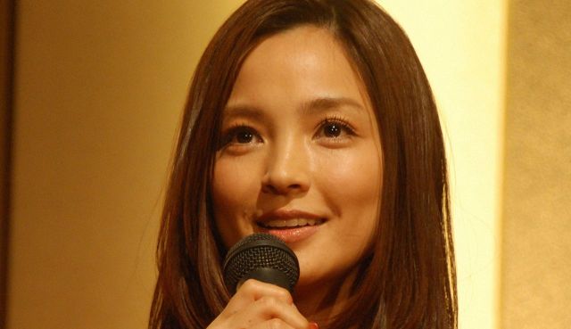 どうなってんだ」黒木メイサ、両サイド吊り上り〝超ミニスカ〟：「おっ