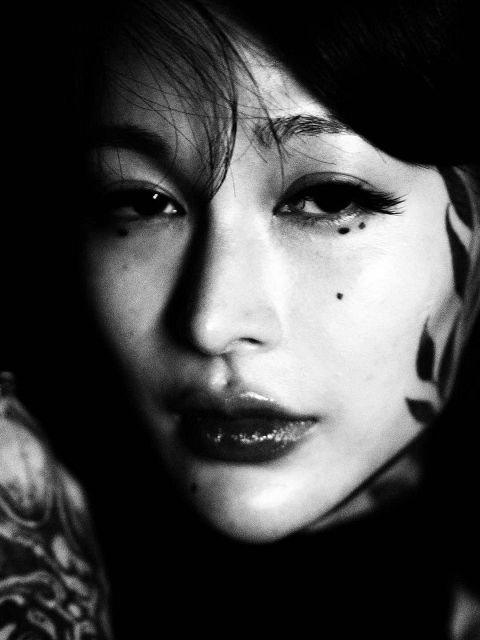 母を泣かせ、恋人にフラれ…」顔＋全身タトゥーの彫師女性の告白に反響