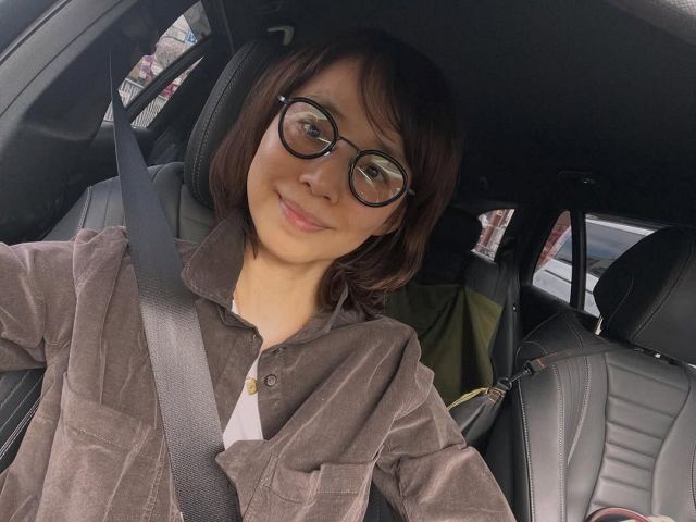 まだまだ若い」石田ゆり子〝56歳のヤンキー座り〟姿に「きゃわ」「少年