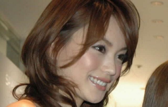 太腿ちらりのブルーコーデ、美顔のエビちゃん「奇跡の40代