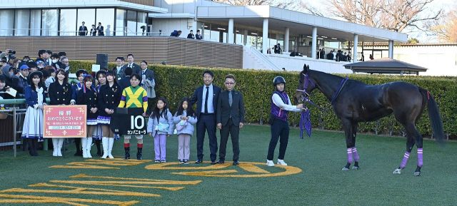 ほんまに38歳??」長澤まさみ上品なドレス姿が大反響、レジェンド騎手と