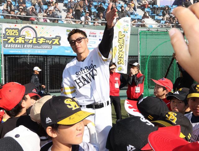 懐かしの近鉄ユニ姿披露！ ソフトバンク村上隆行コーチが古田敦也さん