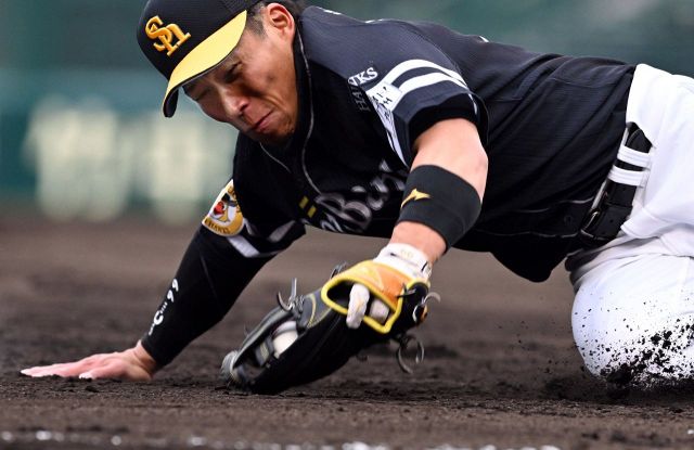 ソフトバンク栗原陵矢がヒヤリ 一塁守備中、折れたバットが飛んでくる