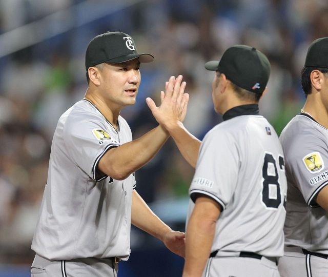 ダルビッシュ有&涌井秀章  高校野球 写真 オーストラリア代表との強化試合第2戦の三回、…：星野ジャパン