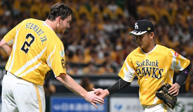 楽天・浅村栄斗が豪快スイング披露もファンは足元に注目「ト、ト