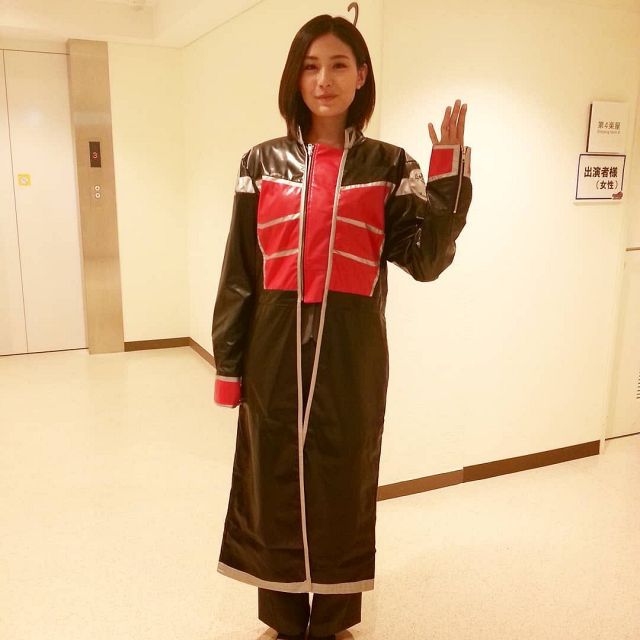 仮面ライダー女優の13年後が衝撃！30センチ大胆〝断髪式〟現在の姿に「髪は女の命って…」「だいぶショート!!!!」「超絶可愛い♡♡♡♡」の声