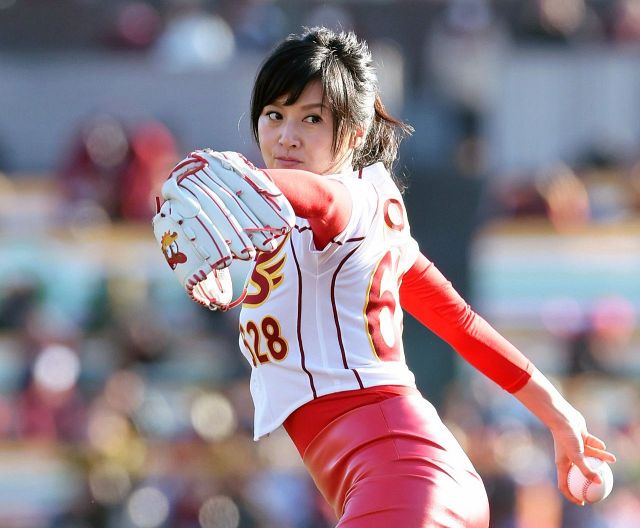 54歳でこれは凄い」藤原紀香〝超ミニスカ〟姿に騒然「すごい貫禄
