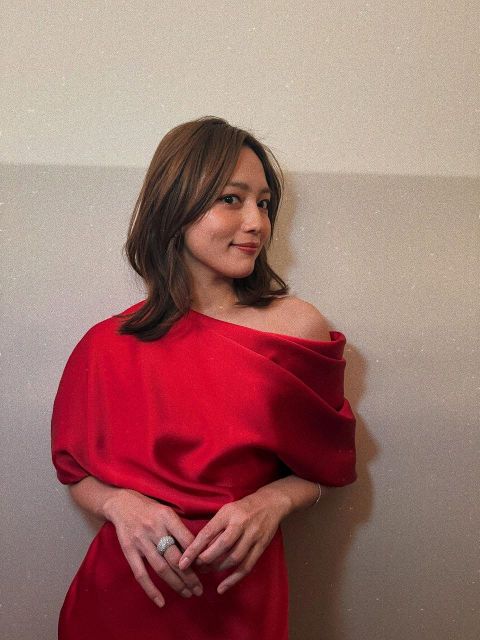川口春奈がシースルーシャツ＆黒縁めがねでクールビューティ ファン