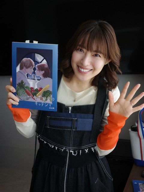 朝ドラ「てっぱん」から13年…〝アーティスト瀧本美織〟、美脚のぞく