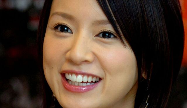 ほんとに44歳?」電撃婚から9年…〝超ミニスカ&ルーズ〟ショットの鈴木