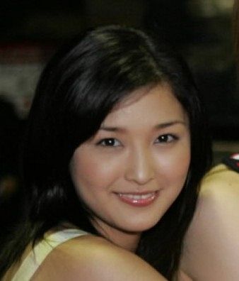 ベビちんとお揃いの水着」1児の母、板野友美が大胆なビキニショット