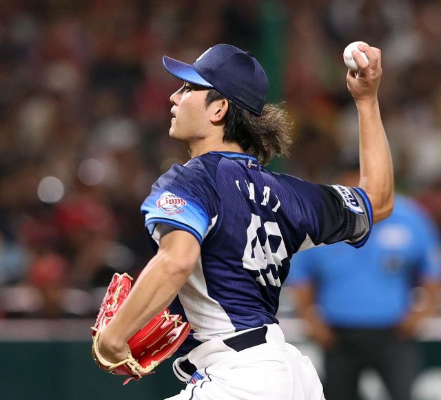 侍ジャパンの西武・源田壮亮が機敏な身のこなしでタッチ