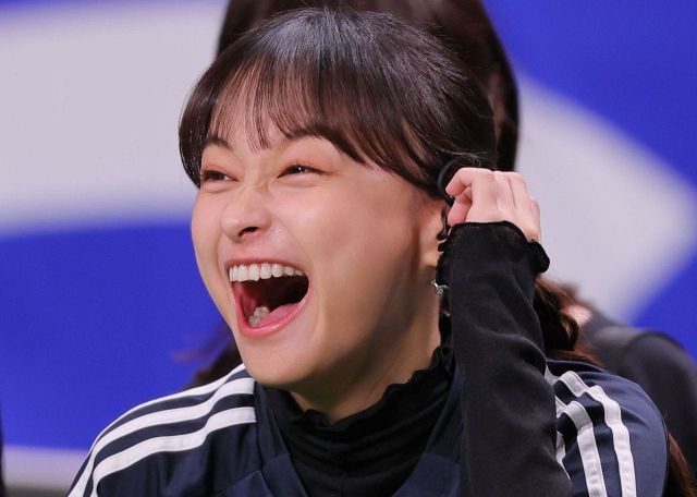 影山優佳「もう売り切れ…」ミニスカに合わせた〝復刻ユニ〟に反響続々