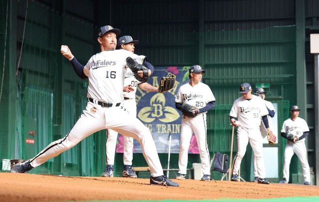 おかえりなさい！」オリックスの宮城大弥が自身の似顔絵入りバッグ手に