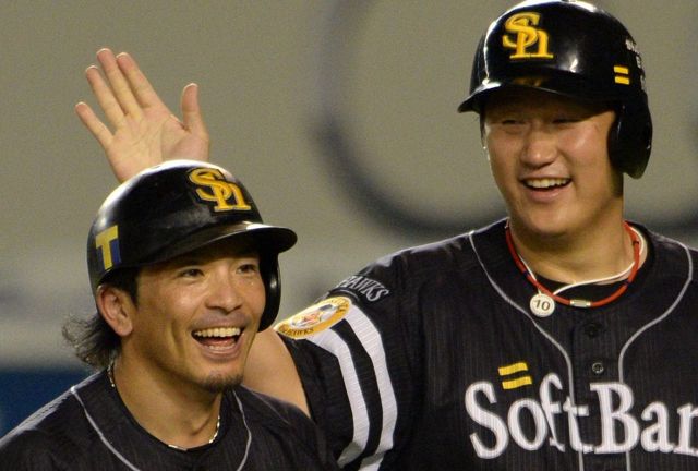 ソフトバンク孫正義オーナーが「鷹の祭典」初戦で始球式 背番号「68