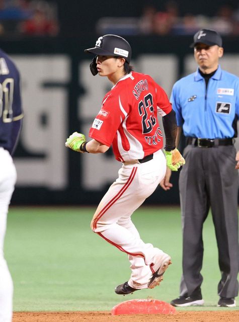 ソフトバンク周東佑京にアクシデント 守備で正木智也と衝突 自力