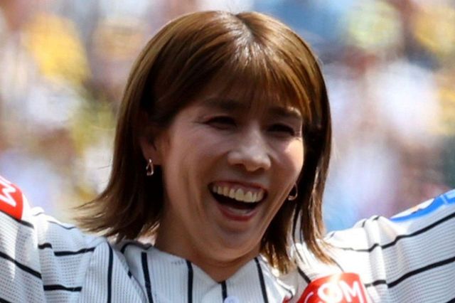 吉田沙保里〝伝説のスイカ割り〟シーンを再現…人気アイドルとのコラボ